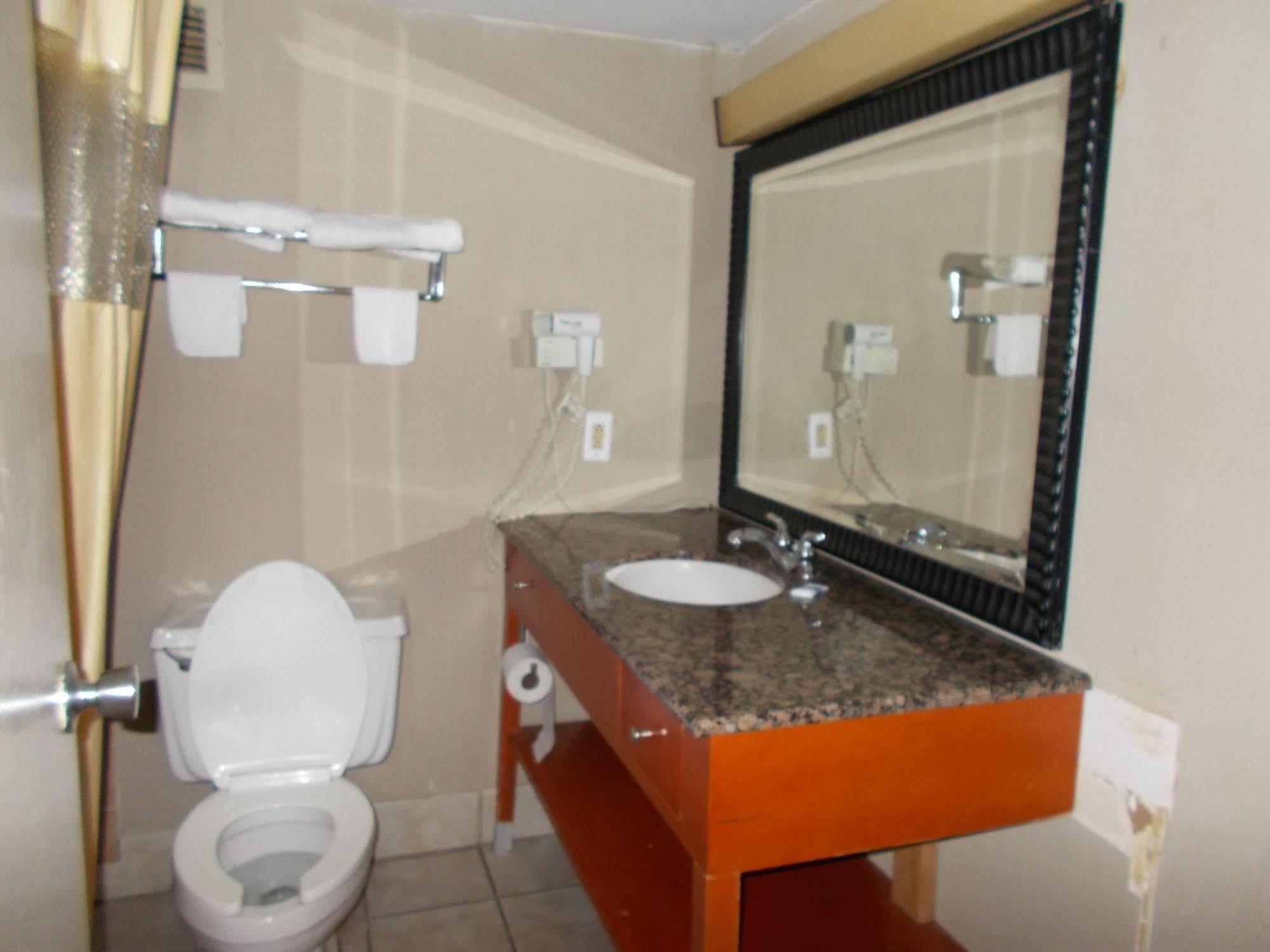 Seasons Inn And Suites Fort Smith Eksteriør billede
