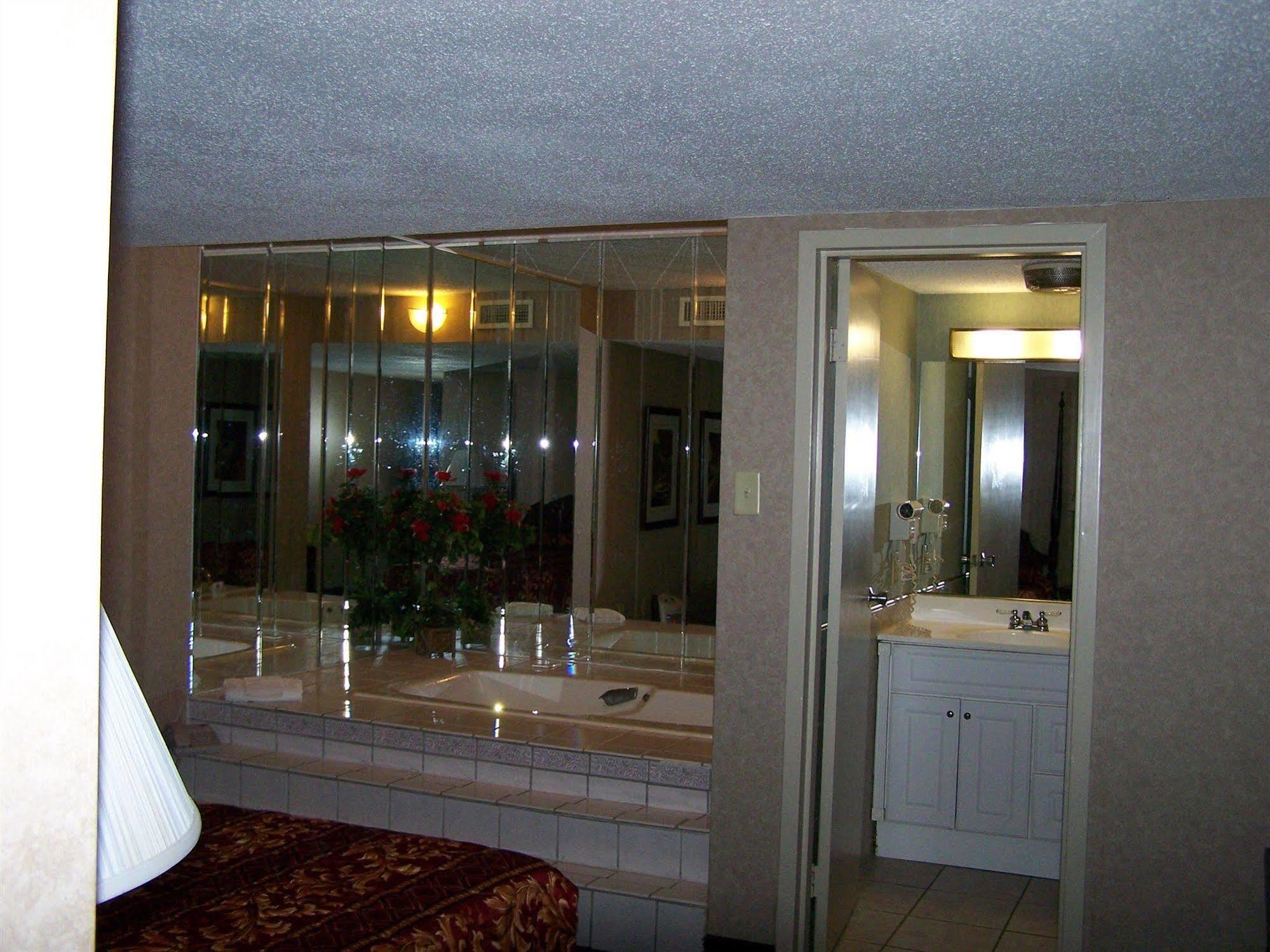 Seasons Inn And Suites Fort Smith Eksteriør billede