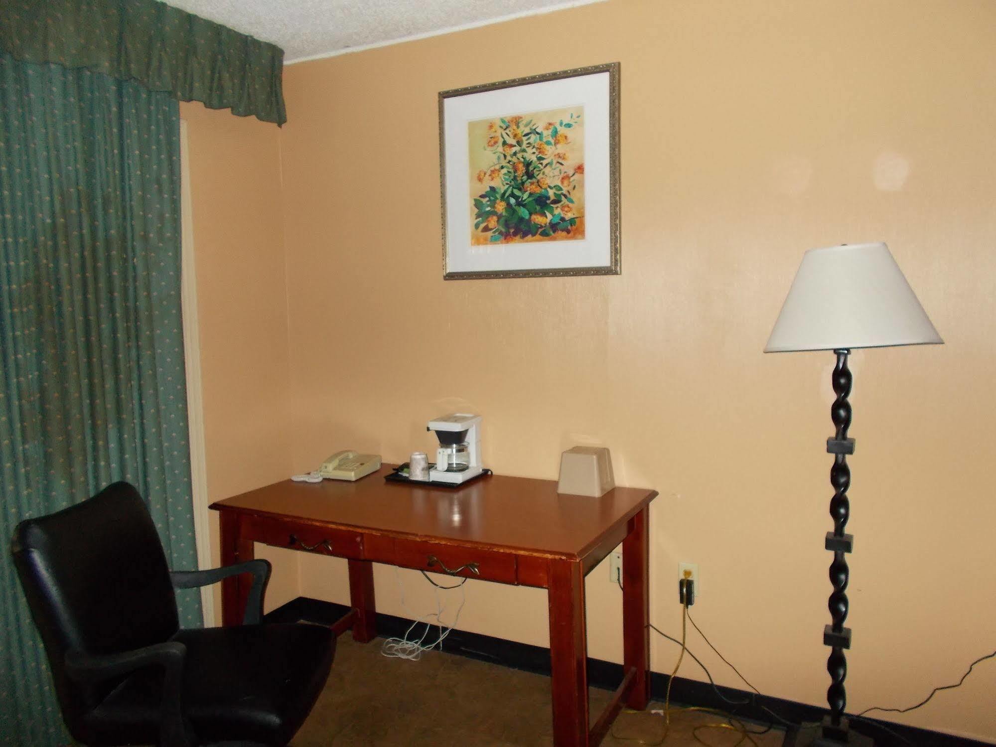 Seasons Inn And Suites Fort Smith Eksteriør billede